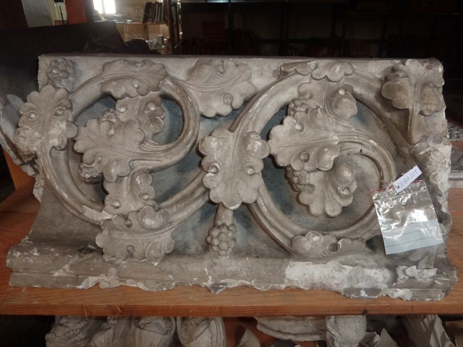 bas-relief : Rinceaux - © Ministère de la Culture (France), Direction Régionale des Affaires Culturelles de Bourgogne-Franche-Comté – Tous droits réservés