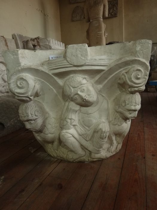 élément d'architecture : Chapiteau figuré - © Ministère de la Culture (France), Direction Régionale des Affaires Culturelles de Bourgogne-Franche-Comté – Tous droits réservés