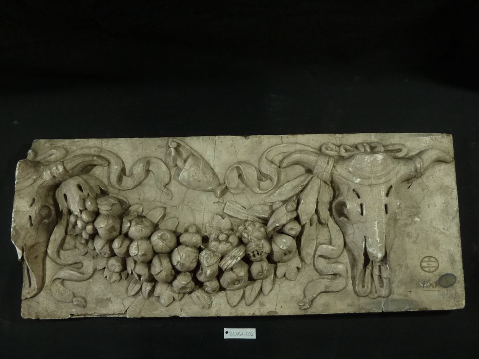 bas-relief : Guirlande - © Ministère de la Culture (France), Direction Régionale des Affaires Culturelles de Bourgogne-Franche-Comté – Tous droits réservés