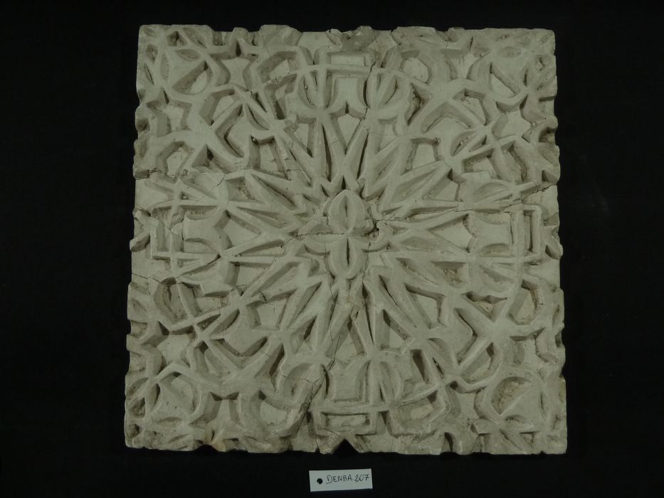 bas-relief : Panneau géométrique - © Ministère de la Culture (France), Direction Régionale des Affaires Culturelles de Bourgogne-Franche-Comté – Tous droits réservés