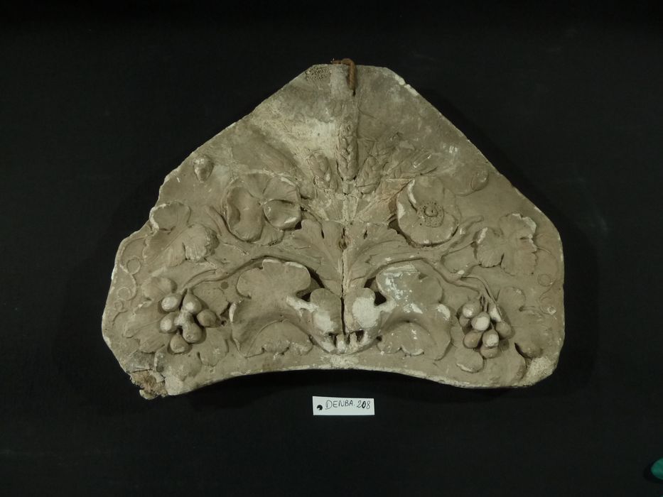 bas-relief : Ornementation - © Ministère de la Culture (France), Direction Régionale des Affaires Culturelles de Bourgogne-Franche-Comté – Tous droits réservés