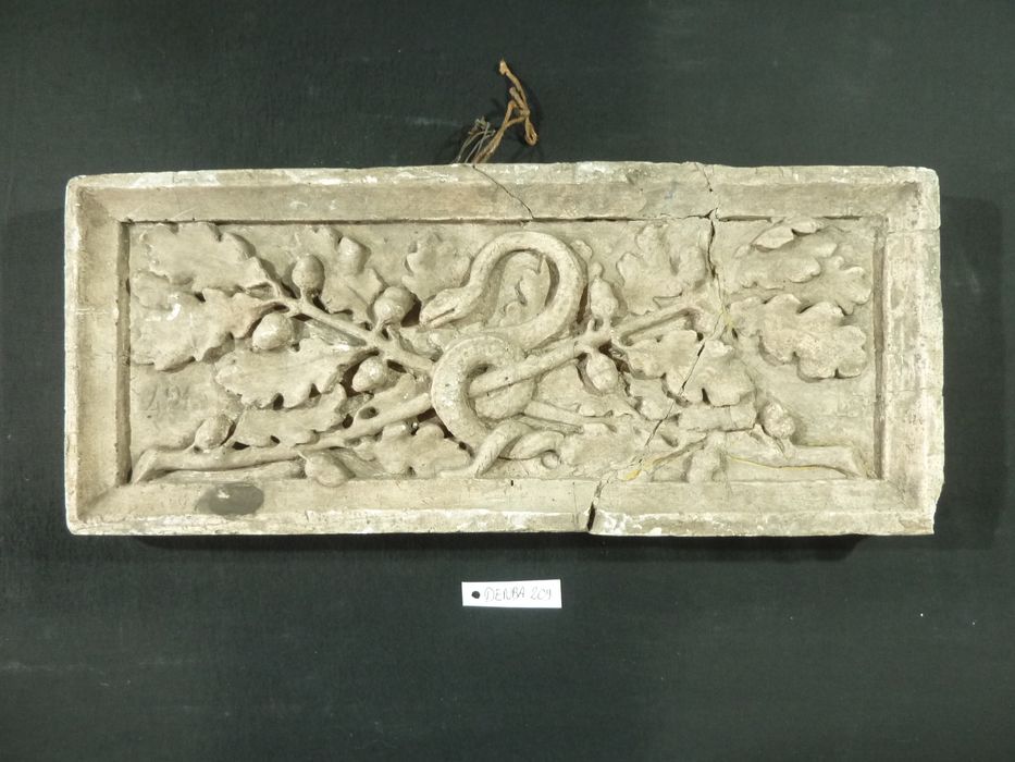 bas-relief : Panneau ornemental - © Ministère de la Culture (France), Direction Régionale des Affaires Culturelles de Bourgogne-Franche-Comté – Tous droits réservés