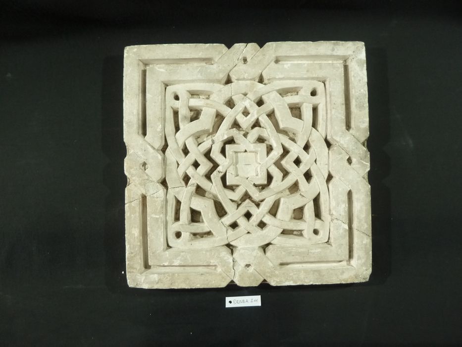 bas-relief : Panneau géométrique - © Ministère de la Culture (France), Direction Régionale des Affaires Culturelles de Bourgogne-Franche-Comté – Tous droits réservés