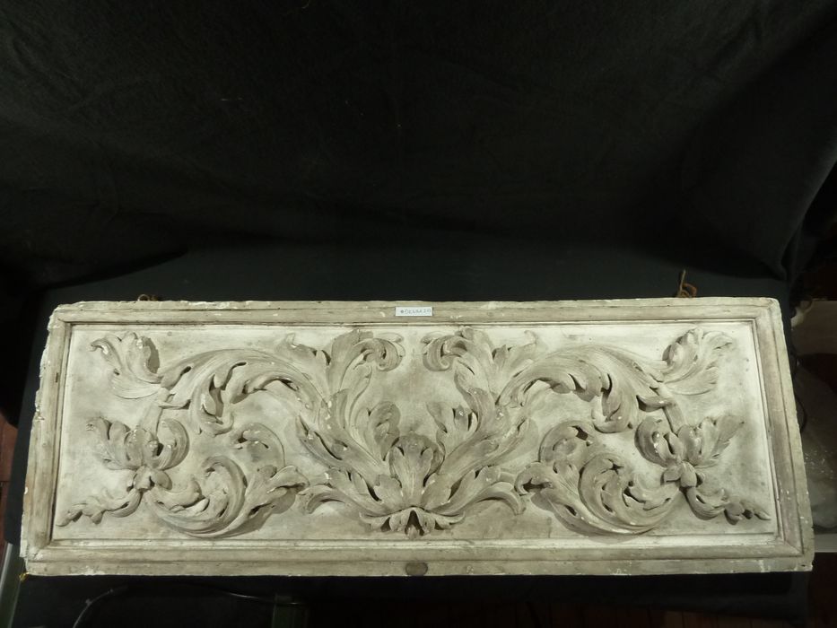 bas-relief : Panneau ornemental - © Ministère de la Culture (France), Direction Régionale des Affaires Culturelles de Bourgogne-Franche-Comté – Tous droits réservés