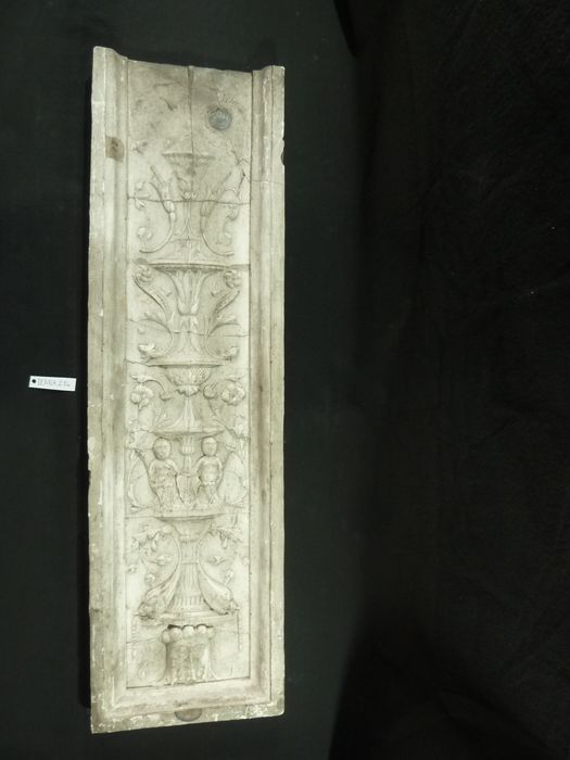 bas-relief : Panneau ornemental - © Ministère de la Culture (France), Direction Régionale des Affaires Culturelles de Bourgogne-Franche-Comté – Tous droits réservés