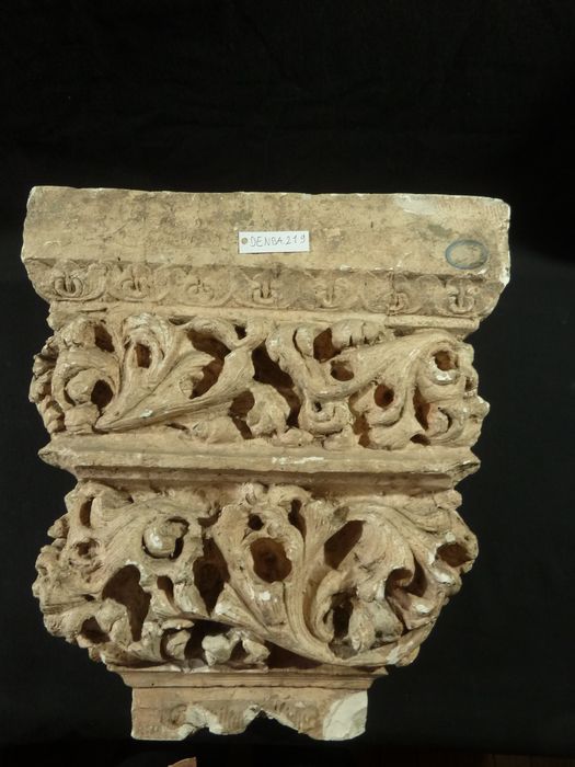 élément d'architecture : Chapiteau gothique - © Ministère de la Culture (France), Direction Régionale des Affaires Culturelles de Bourgogne-Franche-Comté – Tous droits réservés