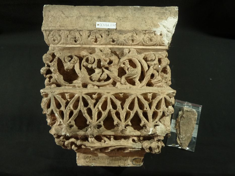 élément d'architecture : Chapiteau gothique - © Ministère de la Culture (France), Direction Régionale des Affaires Culturelles de Bourgogne-Franche-Comté – Tous droits réservés
