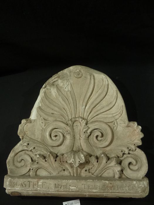 couronnement de stèle - © Ministère de la Culture (France), Direction Régionale des Affaires Culturelles de Bourgogne-Franche-Comté – Tous droits réservés