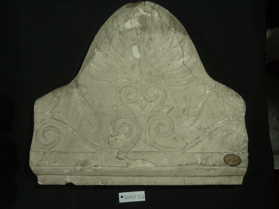 couronnement de stèle - © Ministère de la Culture (France), Direction Régionale des Affaires Culturelles de Bourgogne-Franche-Comté – Tous droits réservés