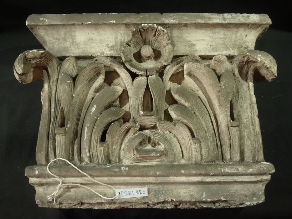 élément d'architecture : Chapiteau - © Ministère de la Culture (France), Direction Régionale des Affaires Culturelles de Bourgogne-Franche-Comté – Tous droits réservés