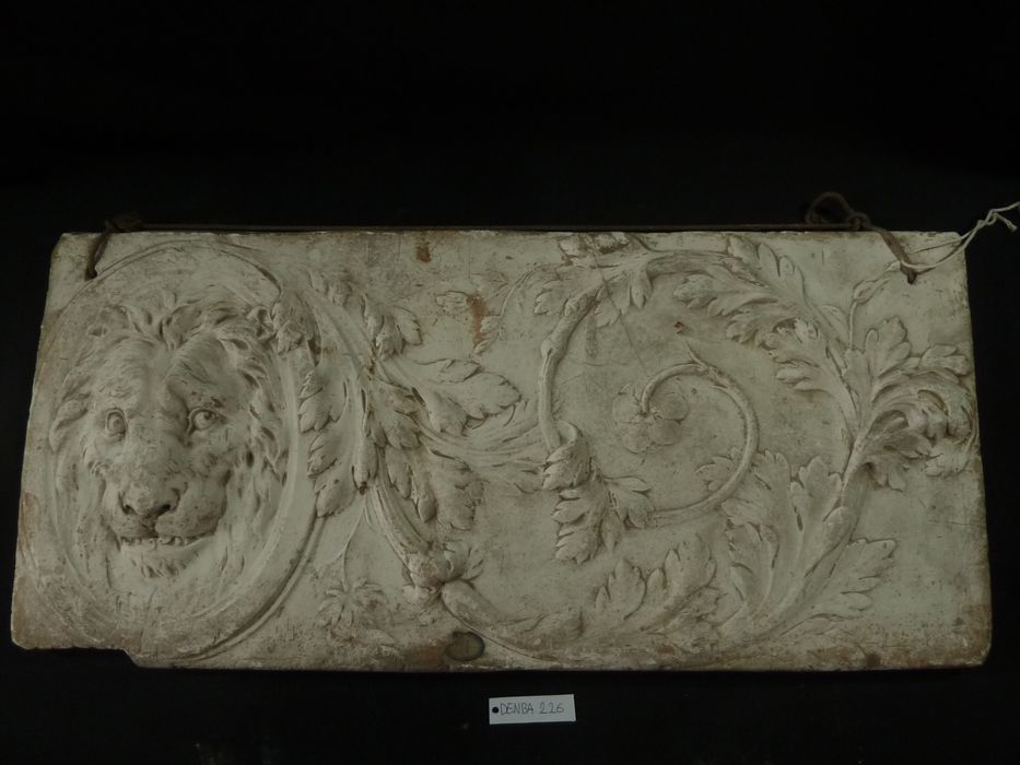 bas-relief : Panneau ornemental - © Ministère de la Culture (France), Direction Régionale des Affaires Culturelles de Bourgogne-Franche-Comté – Tous droits réservés