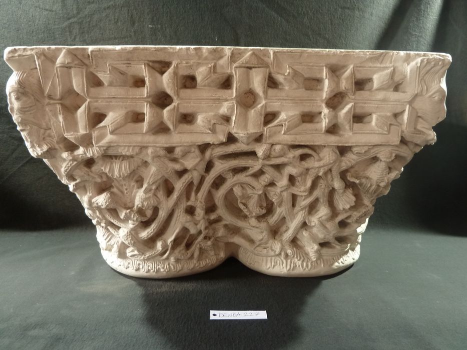 élément d'architecture : Chapiteau accouplé - © Ministère de la Culture (France), Direction Régionale des Affaires Culturelles de Bourgogne-Franche-Comté – Tous droits réservés