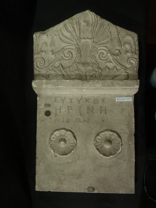 partie supérieure d’une stèle - © Ministère de la Culture (France), Direction Régionale des Affaires Culturelles de Bourgogne-Franche-Comté – Tous droits réservés
