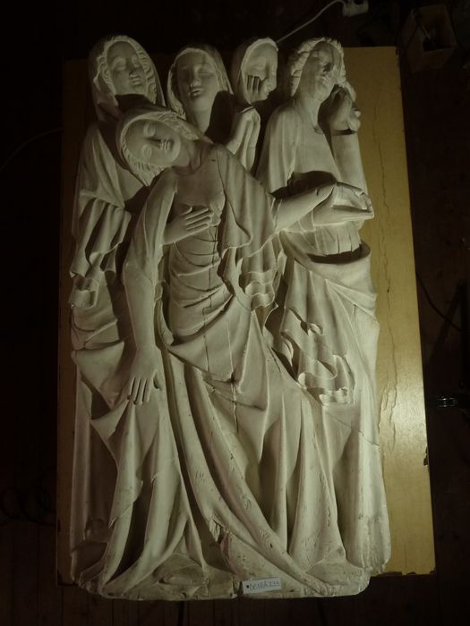bas-relief : Évanouissement de la Vierge - © Ministère de la Culture (France), Direction Régionale des Affaires Culturelles de Bourgogne-Franche-Comté – Tous droits réservés