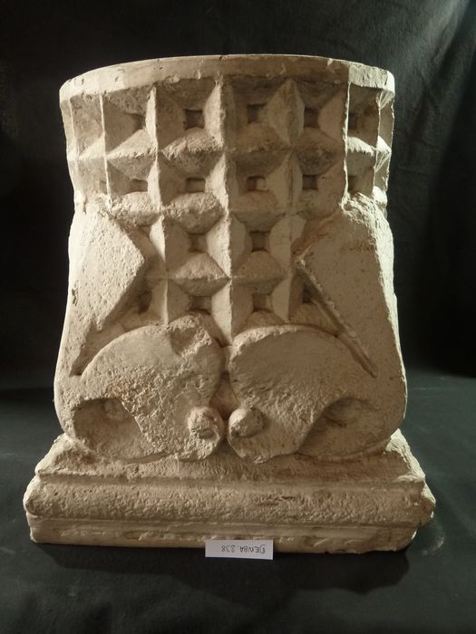 élément d'architecture : Chapiteau - © Ministère de la Culture (France), Direction Régionale des Affaires Culturelles de Bourgogne-Franche-Comté – Tous droits réservés