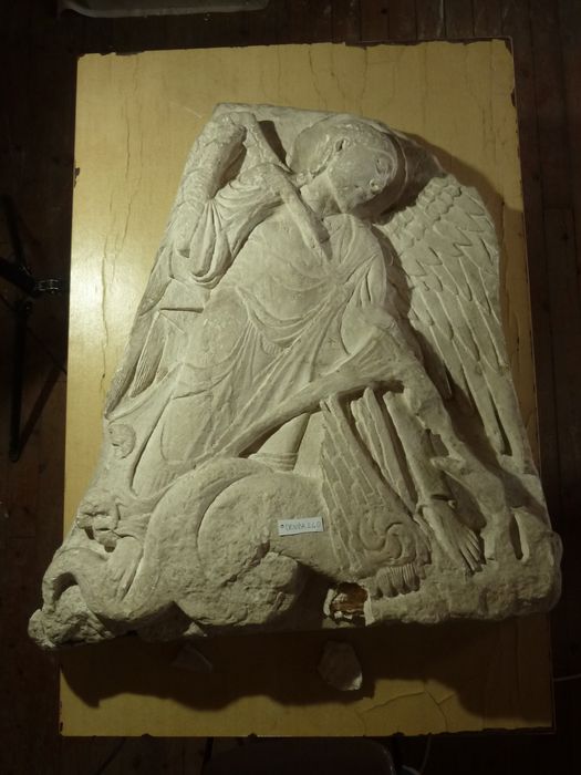 bas-relief : Saint Michel terrassant le dragon - © Ministère de la Culture (France), Direction Régionale des Affaires Culturelles de Bourgogne-Franche-Comté – Tous droits réservés