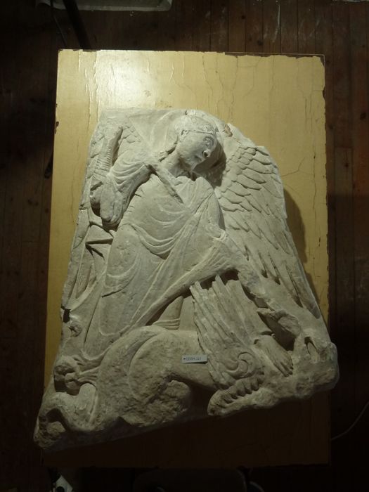 bas-relief : Saint Michel terrassant le dragon - © Ministère de la Culture (France), Direction Régionale des Affaires Culturelles de Bourgogne-Franche-Comté – Tous droits réservés