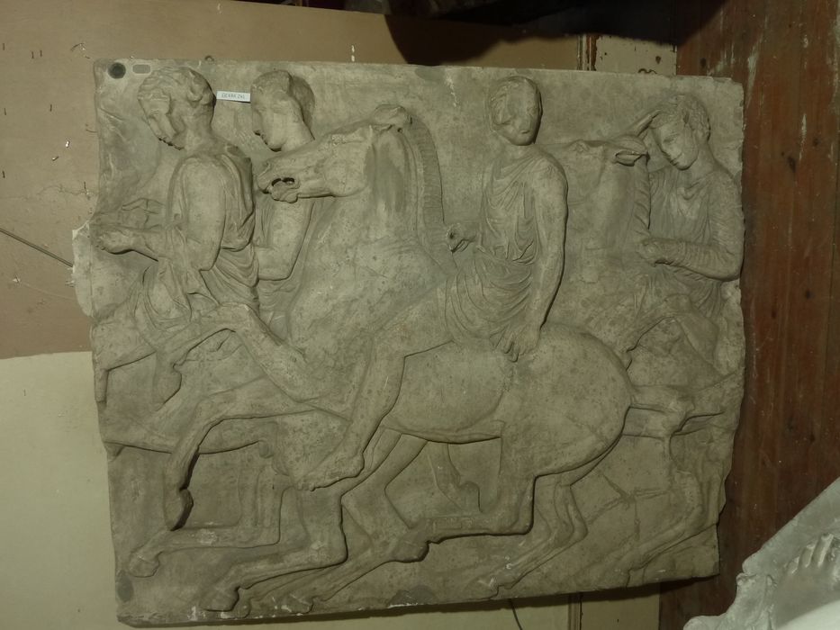 bas-relief : Frise - © Ministère de la Culture (France), Direction Régionale des Affaires Culturelles de Bourgogne-Franche-Comté – Tous droits réservés