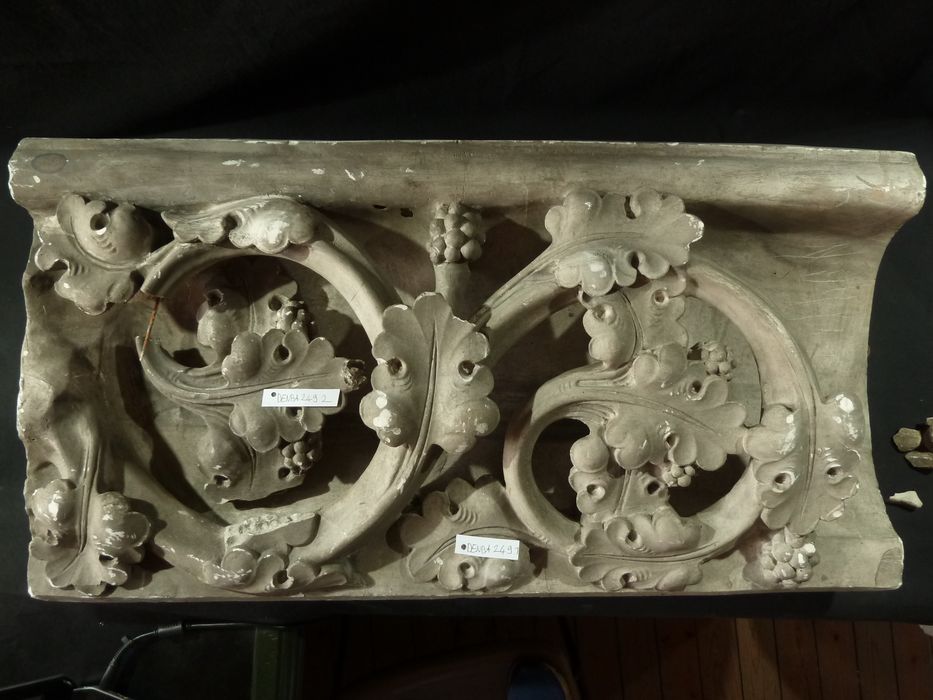 bas-relief : Rinceaux - © Ministère de la Culture (France), Direction Régionale des Affaires Culturelles de Bourgogne-Franche-Comté – Tous droits réservés