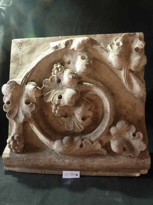 bas-relief : Rinceaux - © Ministère de la Culture (France), Direction Régionale des Affaires Culturelles de Bourgogne-Franche-Comté – Tous droits réservés