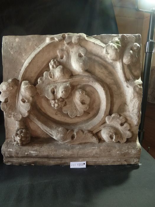 bas-relief : Rinceaux - © Ministère de la Culture (France), Direction Régionale des Affaires Culturelles de Bourgogne-Franche-Comté – Tous droits réservés