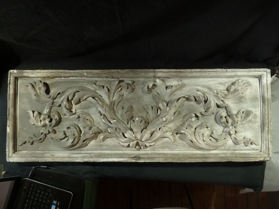 bas-relief : Panneau ornemental - © Ministère de la Culture (France), Direction Régionale des Affaires Culturelles de Bourgogne-Franche-Comté – Tous droits réservés