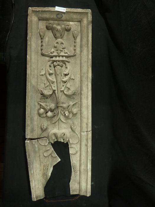 bas-relief : Panneau ornemental - © Ministère de la Culture (France), Direction Régionale des Affaires Culturelles de Bourgogne-Franche-Comté – Tous droits réservés