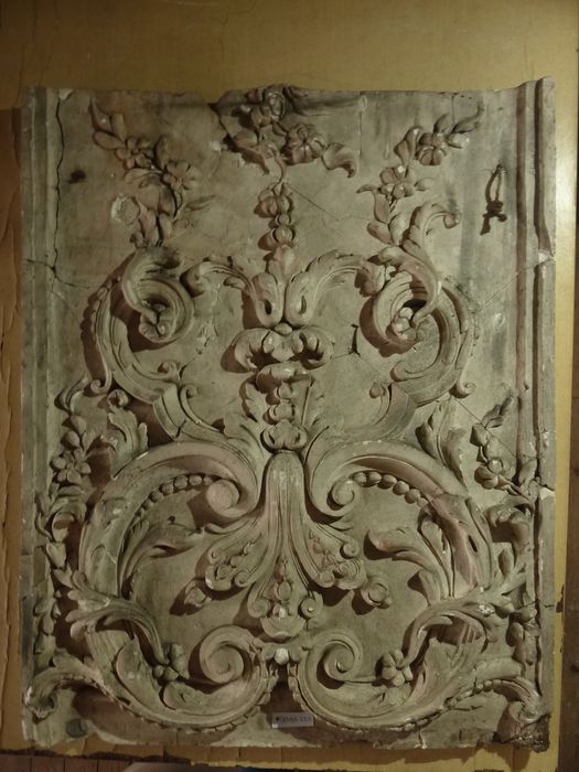 bas-relief : Panneau ornemental - © Ministère de la Culture (France), Direction Régionale des Affaires Culturelles de Bourgogne-Franche-Comté – Tous droits réservés