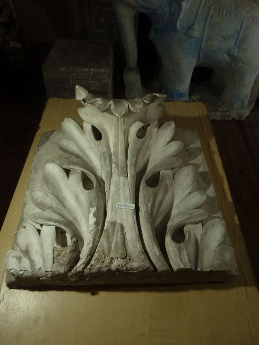 bas-relief : Feuille d’acanthe - © Ministère de la Culture (France), Direction Régionale des Affaires Culturelles de Bourgogne-Franche-Comté – Tous droits réservés