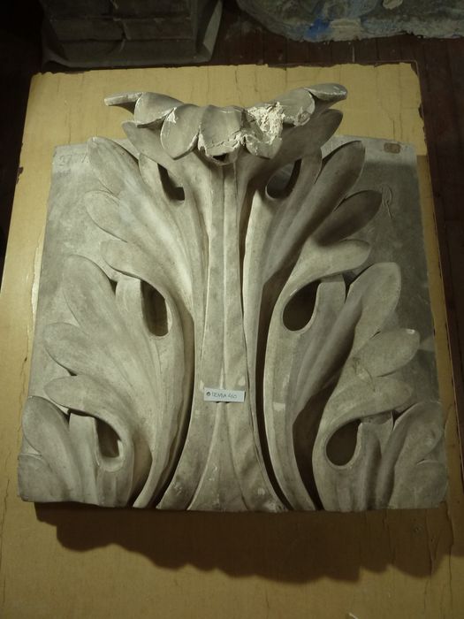 bas-relief : Feuille d’acanthe - © Ministère de la Culture (France), Direction Régionale des Affaires Culturelles de Bourgogne-Franche-Comté – Tous droits réservés