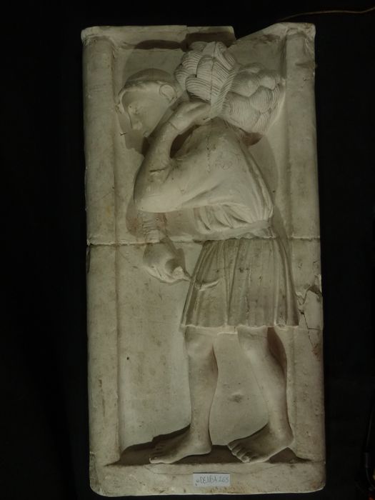 bas-relief : Travaux des mois - © Ministère de la Culture (France), Direction Régionale des Affaires Culturelles de Bourgogne-Franche-Comté – Tous droits réservés