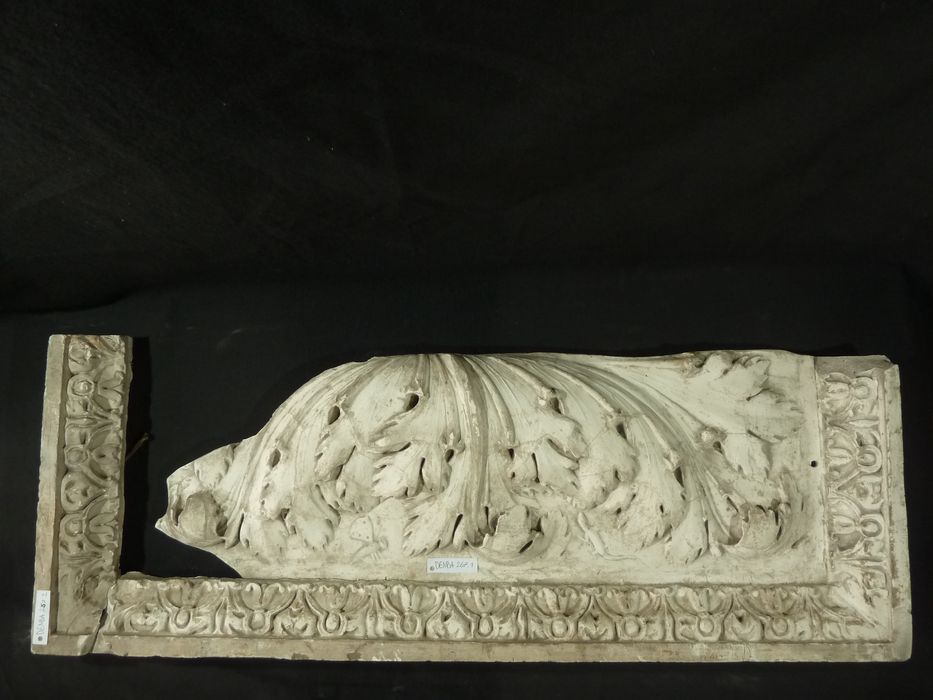 bas-relief : Panneau ornemental - © Ministère de la Culture (France), Direction Régionale des Affaires Culturelles de Bourgogne-Franche-Comté – Tous droits réservés
