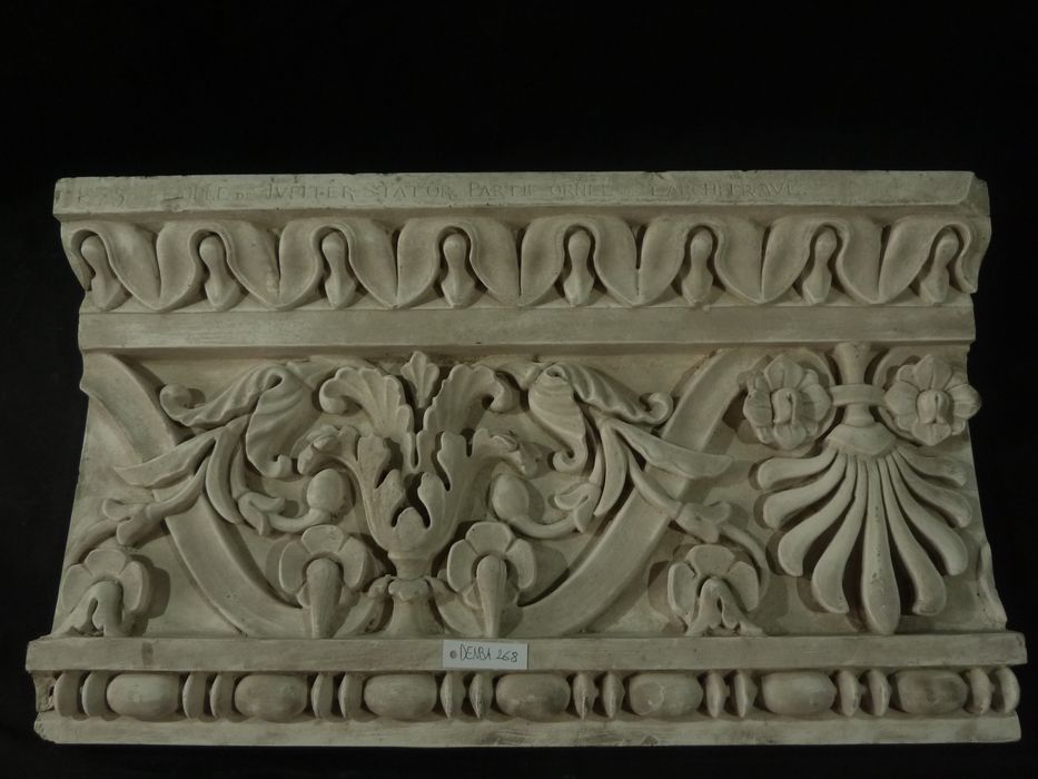 élément d'architecture : Architrave - © Ministère de la Culture (France), Direction Régionale des Affaires Culturelles de Bourgogne-Franche-Comté – Tous droits réservés