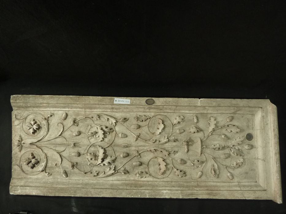 bas-relief : Panneau ornemental - © Ministère de la Culture (France), Direction Régionale des Affaires Culturelles de Bourgogne-Franche-Comté – Tous droits réservés