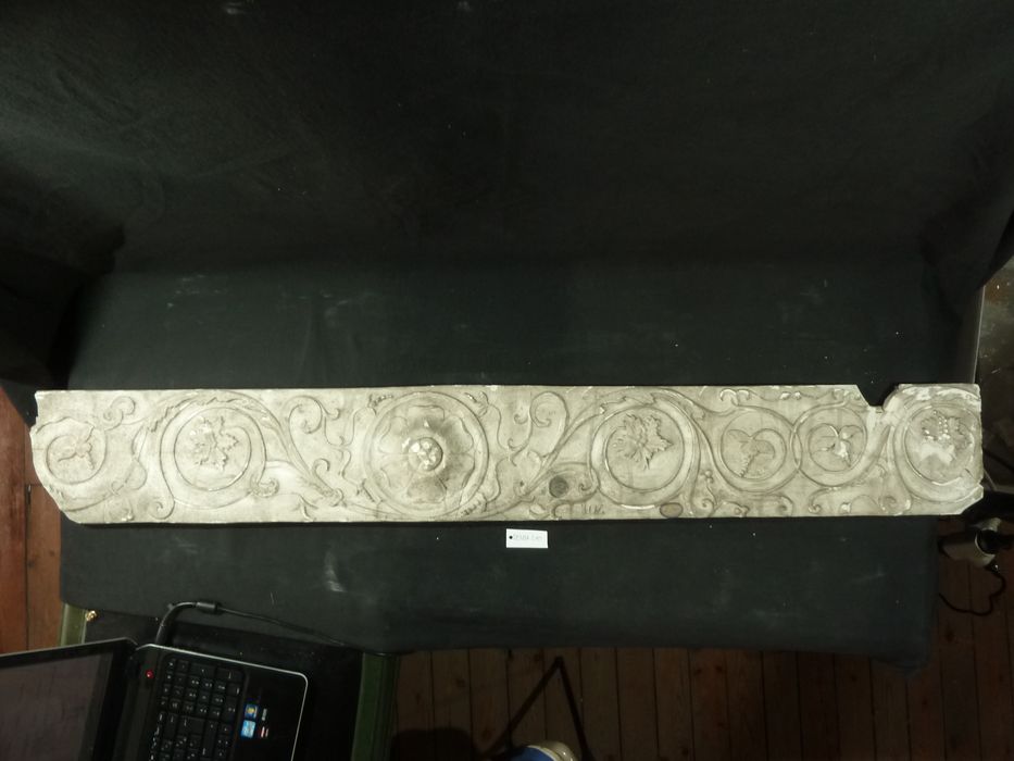 bas-relief : Frise ornemental - © Ministère de la Culture (France), Direction Régionale des Affaires Culturelles de Bourgogne-Franche-Comté – Tous droits réservés