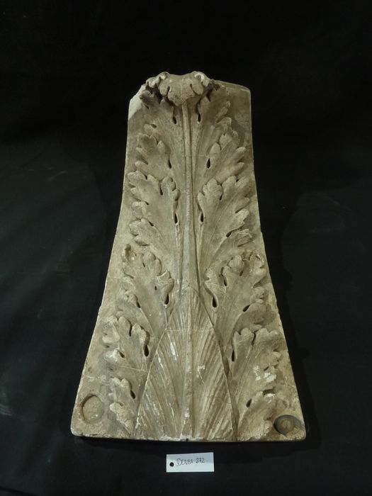 bas-relief : Feuilles d’acanthe - © Ministère de la Culture (France), Direction Régionale des Affaires Culturelles de Bourgogne-Franche-Comté – Tous droits réservés
