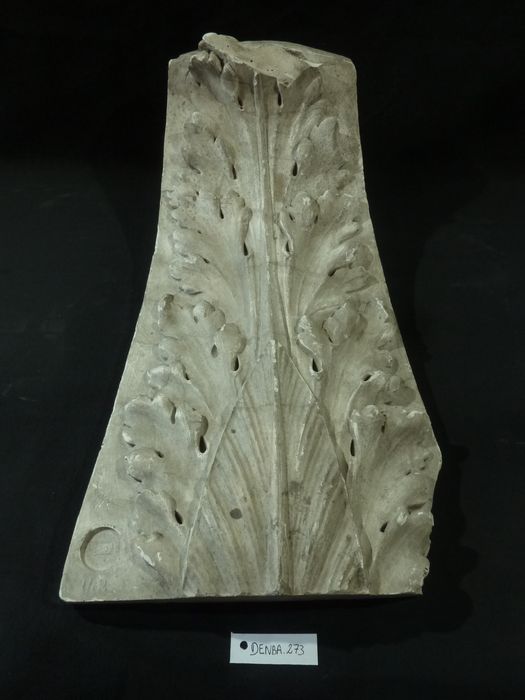 bas-relief : Feuille d’acanthe - © Ministère de la Culture (France), Direction Régionale des Affaires Culturelles de Bourgogne-Franche-Comté – Tous droits réservés