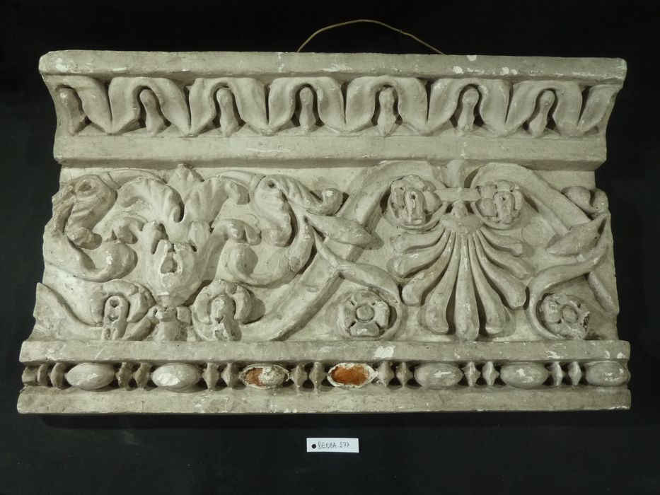 élément d'architecture : Architrave - © Ministère de la Culture (France), Direction Régionale des Affaires Culturelles de Bourgogne-Franche-Comté – Tous droits réservés