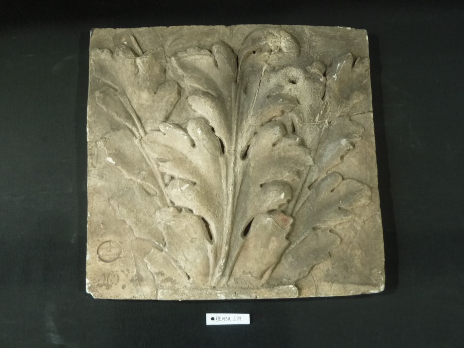 bas-relief : Feuilles - © Ministère de la Culture (France), Direction Régionale des Affaires Culturelles de Bourgogne-Franche-Comté – Tous droits réservés