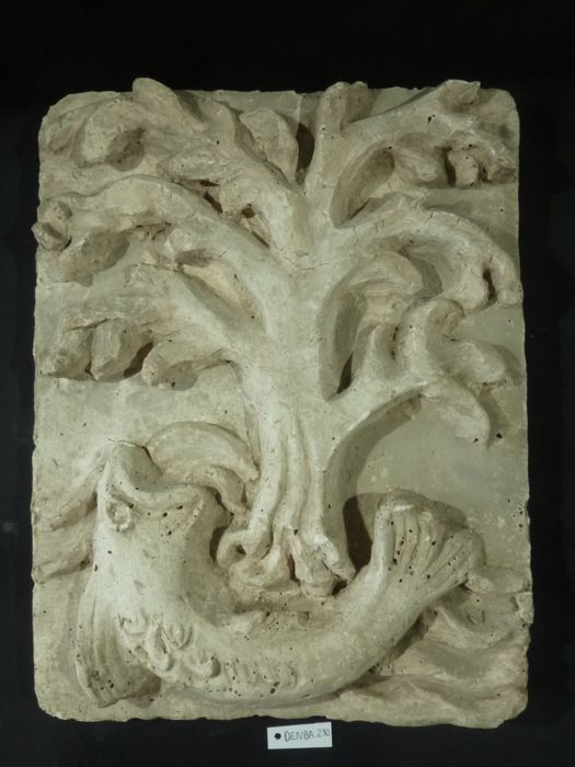 bas-relief : Arbre et poisson - © Ministère de la Culture (France), Direction Régionale des Affaires Culturelles de Bourgogne-Franche-Comté – Tous droits réservés