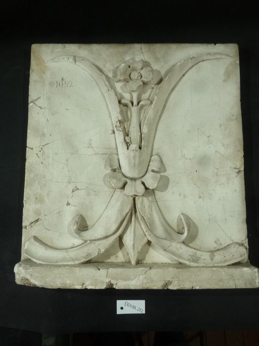 bas-relief : Culot - © Ministère de la Culture (France), Direction Régionale des Affaires Culturelles de Bourgogne-Franche-Comté – Tous droits réservés