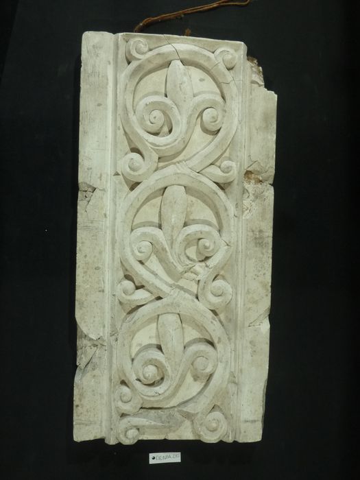 bas-relief : Frise - © Ministère de la Culture (France), Direction Régionale des Affaires Culturelles de Bourgogne-Franche-Comté – Tous droits réservés