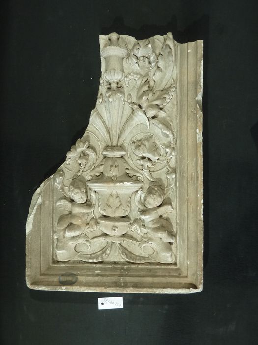 bas-relief : Panneau ornemental - © Ministère de la Culture (France), Direction Régionale des Affaires Culturelles de Bourgogne-Franche-Comté – Tous droits réservés