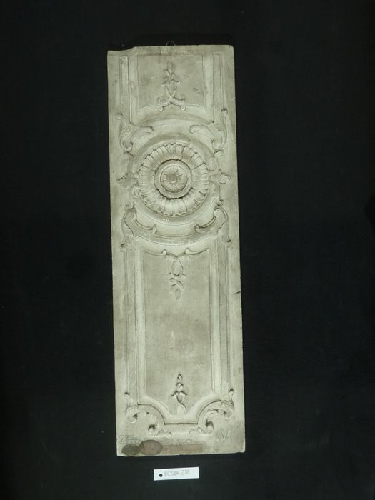bas-relief : Panneau ornemental - © Ministère de la Culture (France), Direction Régionale des Affaires Culturelles de Bourgogne-Franche-Comté – Tous droits réservés