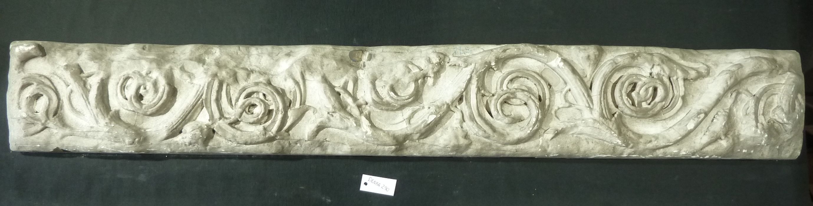 bas-relief : Frise - © Ministère de la Culture (France), Direction Régionale des Affaires Culturelles de Bourgogne-Franche-Comté – Tous droits réservés