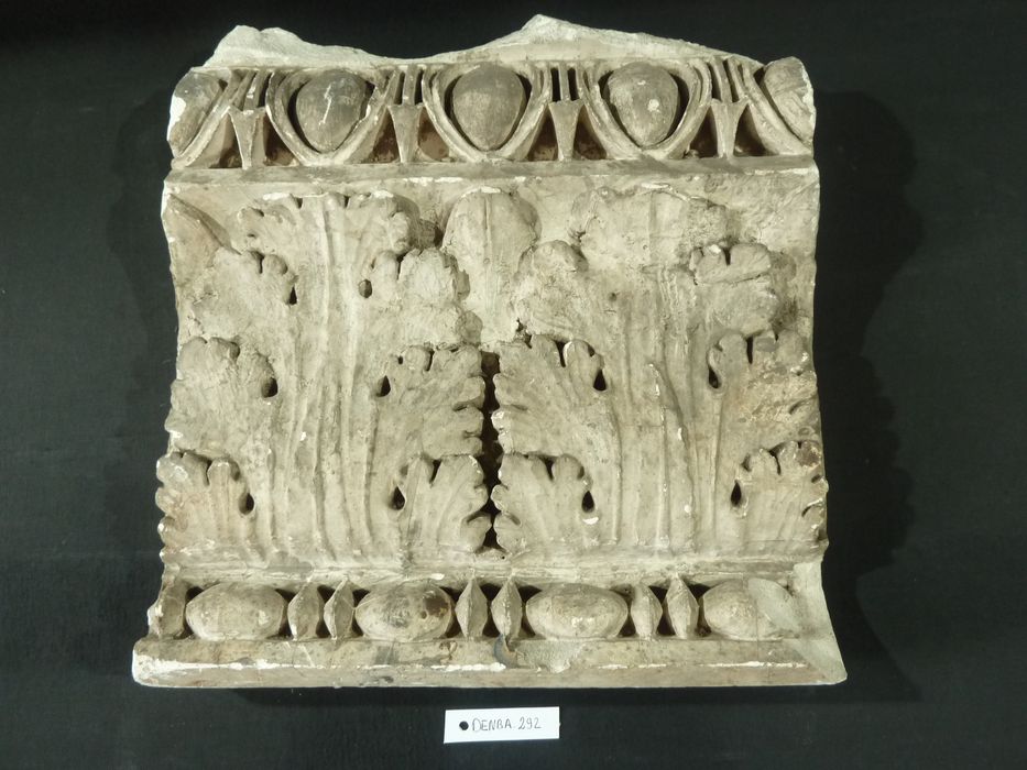 élément d'architecture : Architrave - © Ministère de la Culture (France), Direction Régionale des Affaires Culturelles de Bourgogne-Franche-Comté – Tous droits réservés