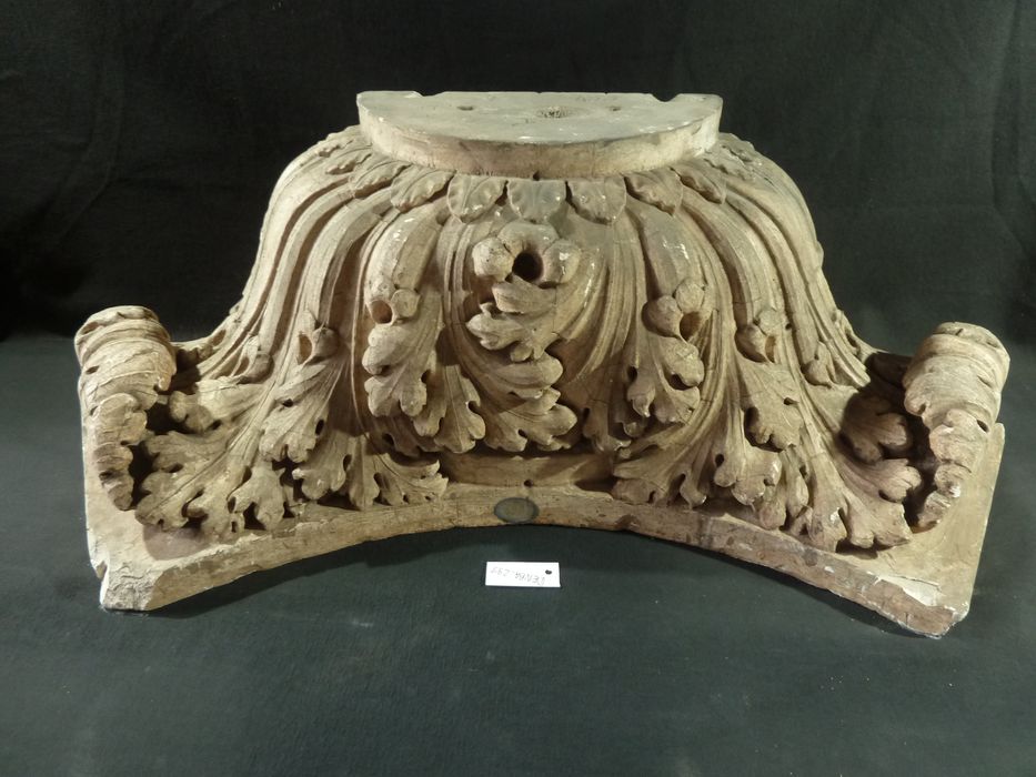 bas-relief : Culot - © Ministère de la Culture (France), Direction Régionale des Affaires Culturelles de Bourgogne-Franche-Comté – Tous droits réservés