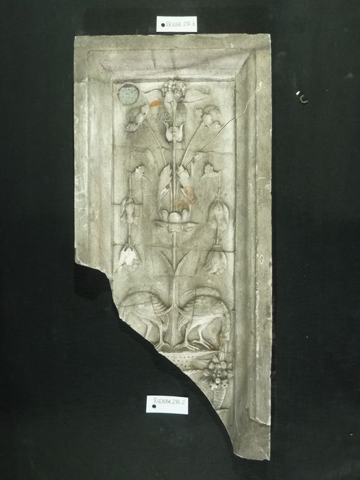 bas-relief : Panneau ornemental - © Ministère de la Culture (France), Direction Régionale des Affaires Culturelles de Bourgogne-Franche-Comté – Tous droits réservés