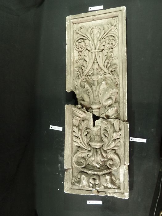 bas-relief : Panneau ornemental - © Ministère de la Culture (France), Direction Régionale des Affaires Culturelles de Bourgogne-Franche-Comté – Tous droits réservés