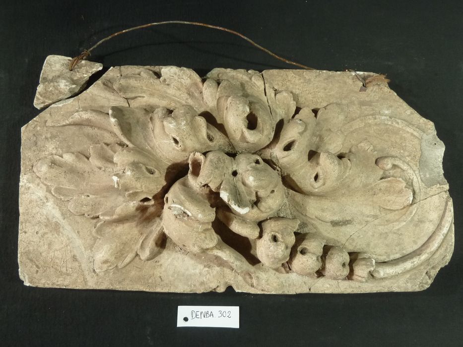 bas-relief : Fleur - © Ministère de la Culture (France), Direction Régionale des Affaires Culturelles de Bourgogne-Franche-Comté – Tous droits réservés